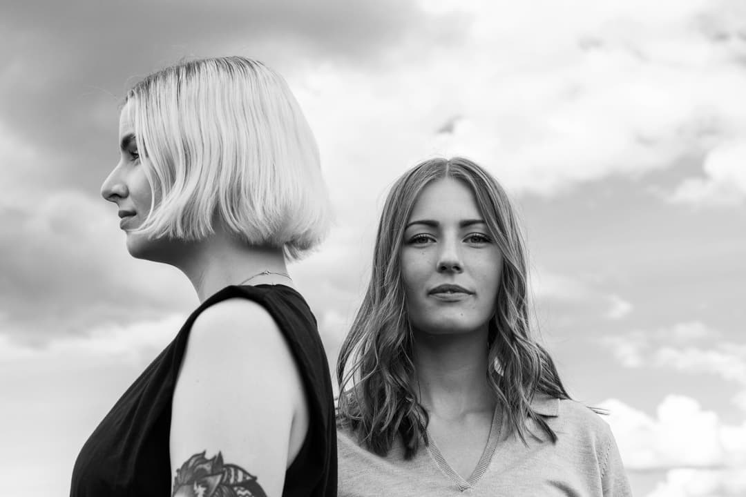 två kvinnor med olika hårfärger på Elmiafältet som skulle kunna vara visselblåsare